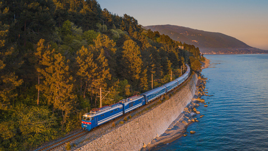 В Абхазию начал курсировать туристический ретропоезд «Сочи» по маршруту Туапсе-Сочи-Гагра и обратно